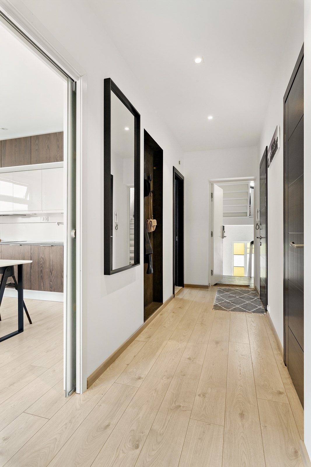 Romslig gang med god plass til oppheng av tøy Galleribilde