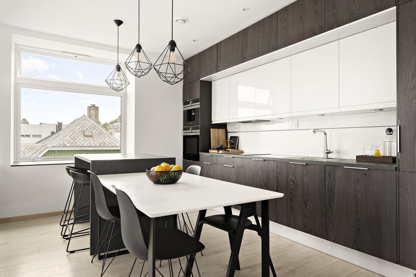 Ved kjøkkenet er det god plass til en spisegruppe Galleribilde