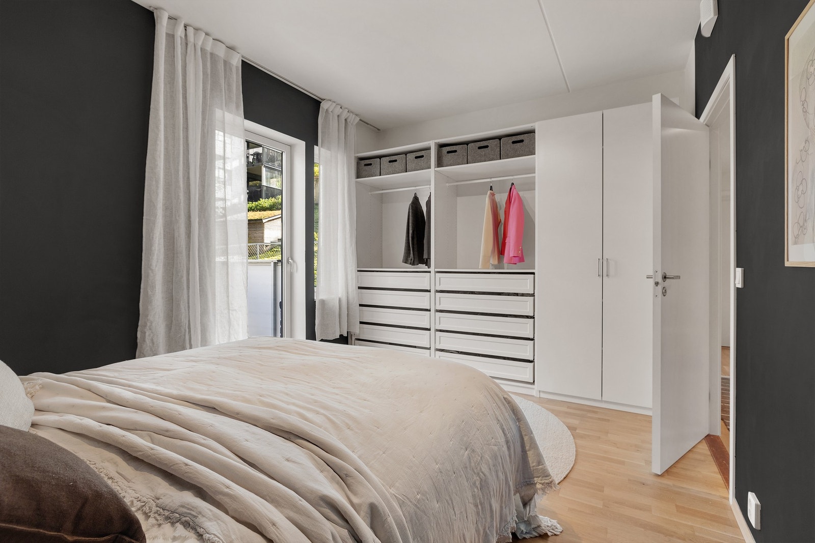 IKEA garderobeskap medfølger. Galleribilde
