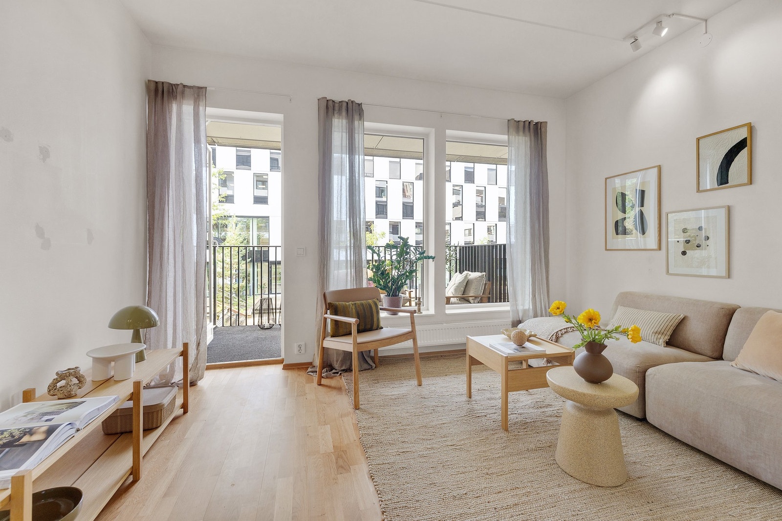 Fra balkongen kommer du inn i en romslig stue med plass til sofagruppe og mediemøbler. Galleribilde