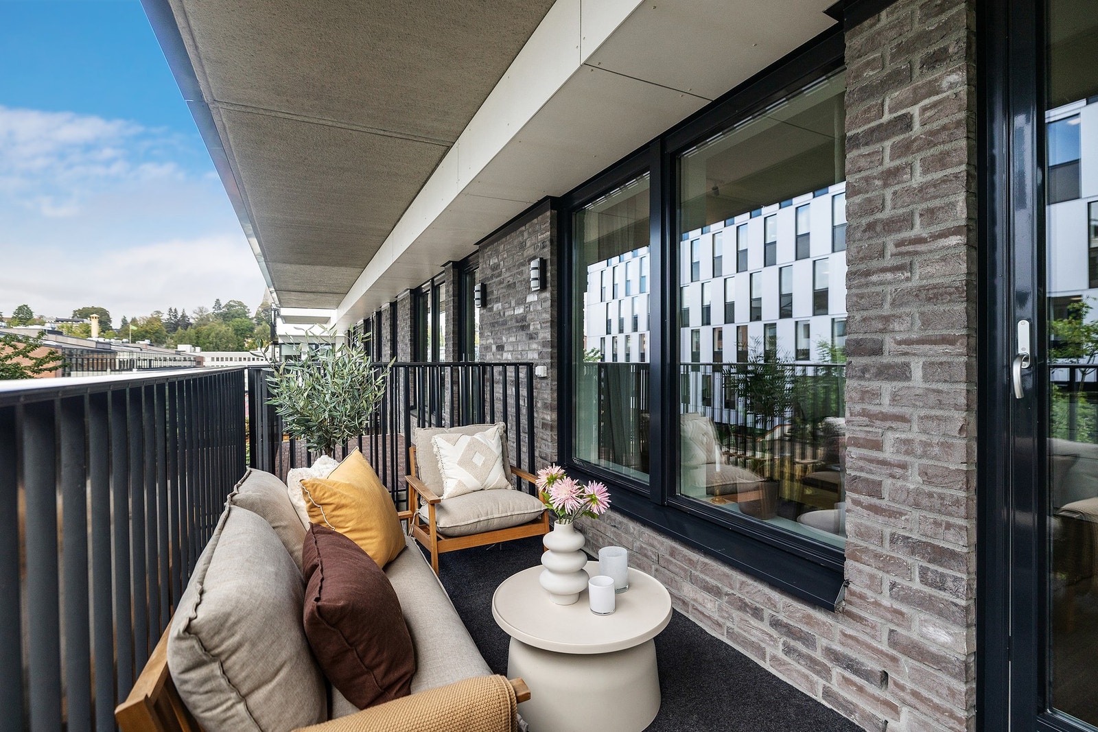 Balkongen er på 8 kvm og har god plass til utemøbler og grill. Galleribilde