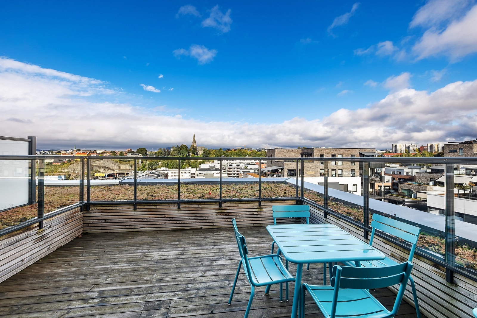 Tilgang til felles takterrasse med sittegruppe og meget gode solforhold. Galleribilde