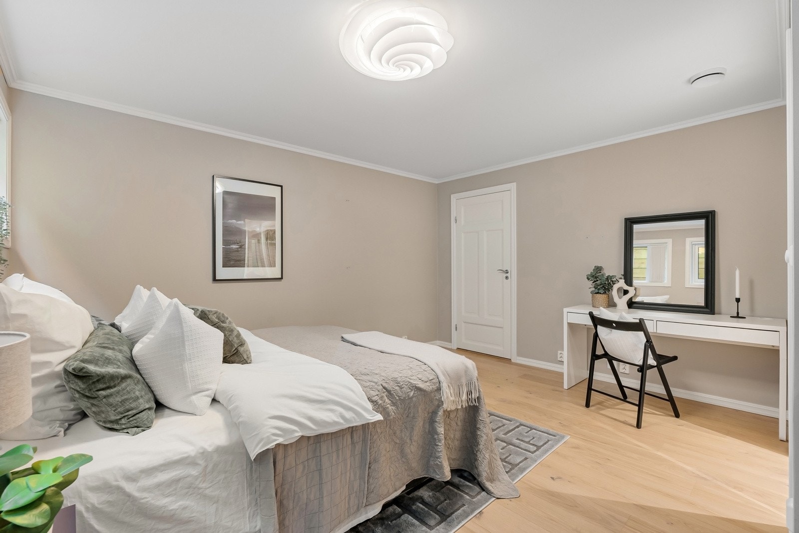 Rommet har plass til stor seng og garderobe. Galleribilde
