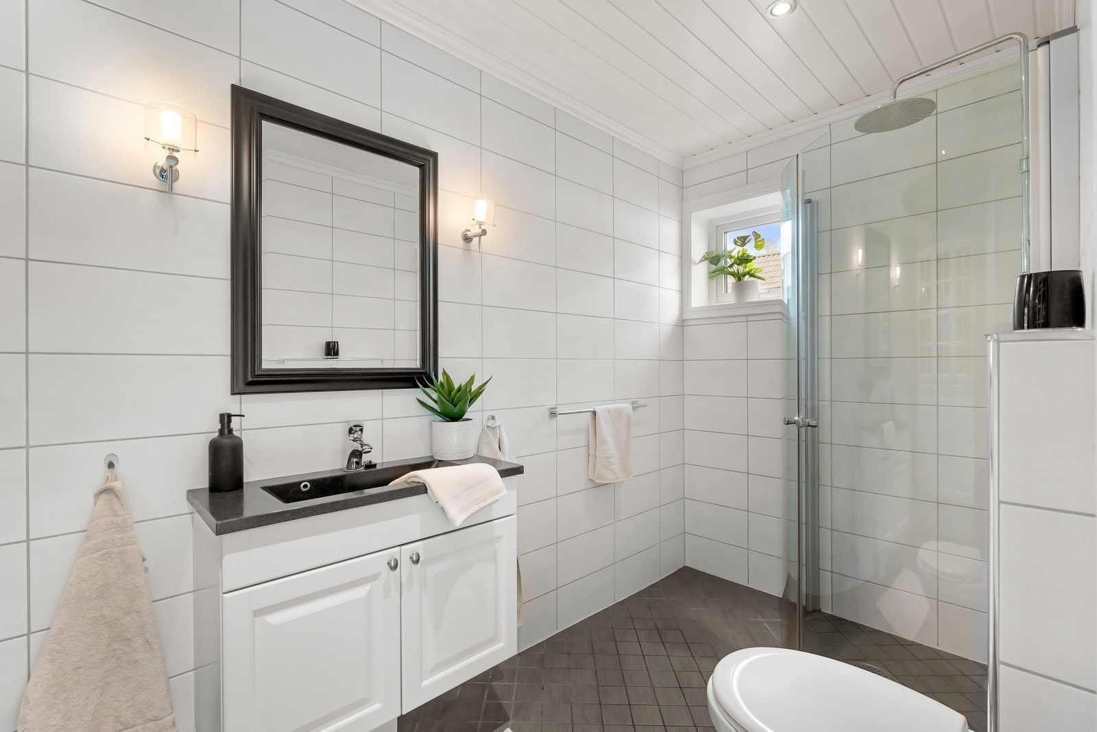 Badet i første etasje er flislagt og utstyrt med varmekabler. Galleribilde
