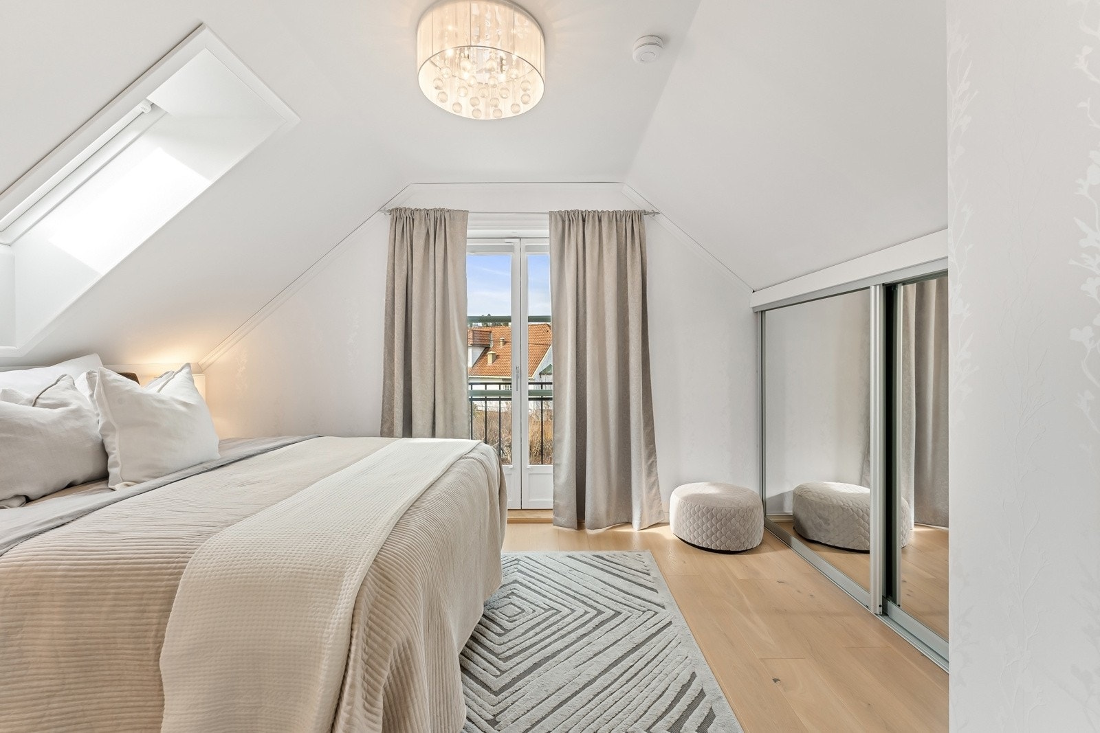 Soverommet har integrert skyvedørsgarderobe. Galleribilde