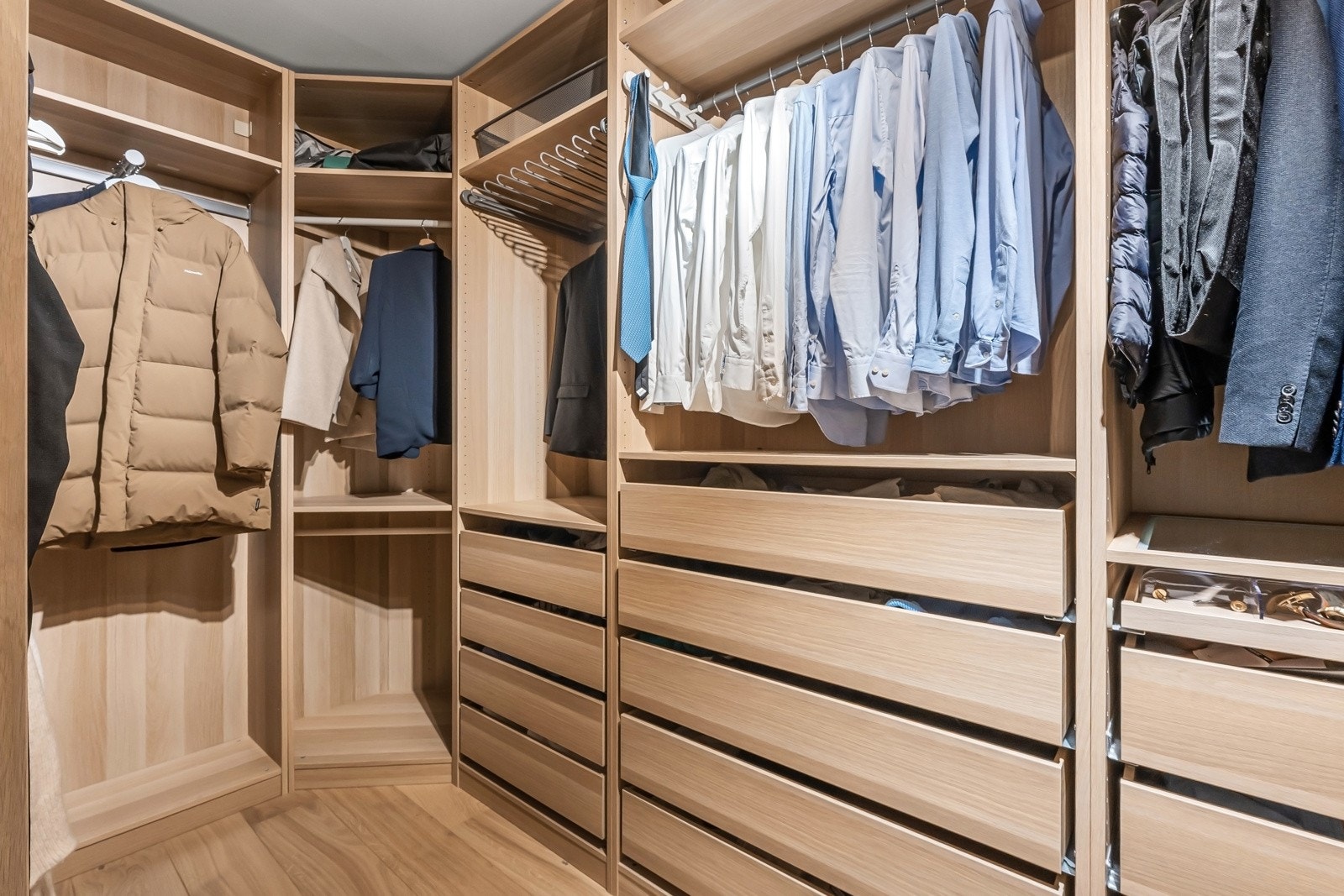 Stor garderobe med plass til mye lagring. Galleribilde