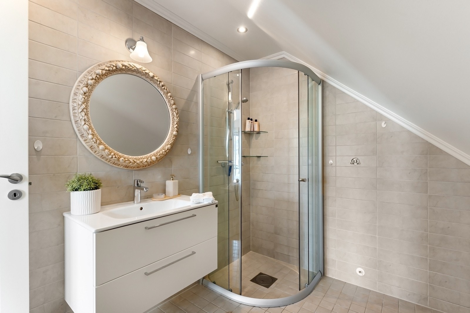 Badet er flislagt og utstyrt med varmekabler. Galleribilde