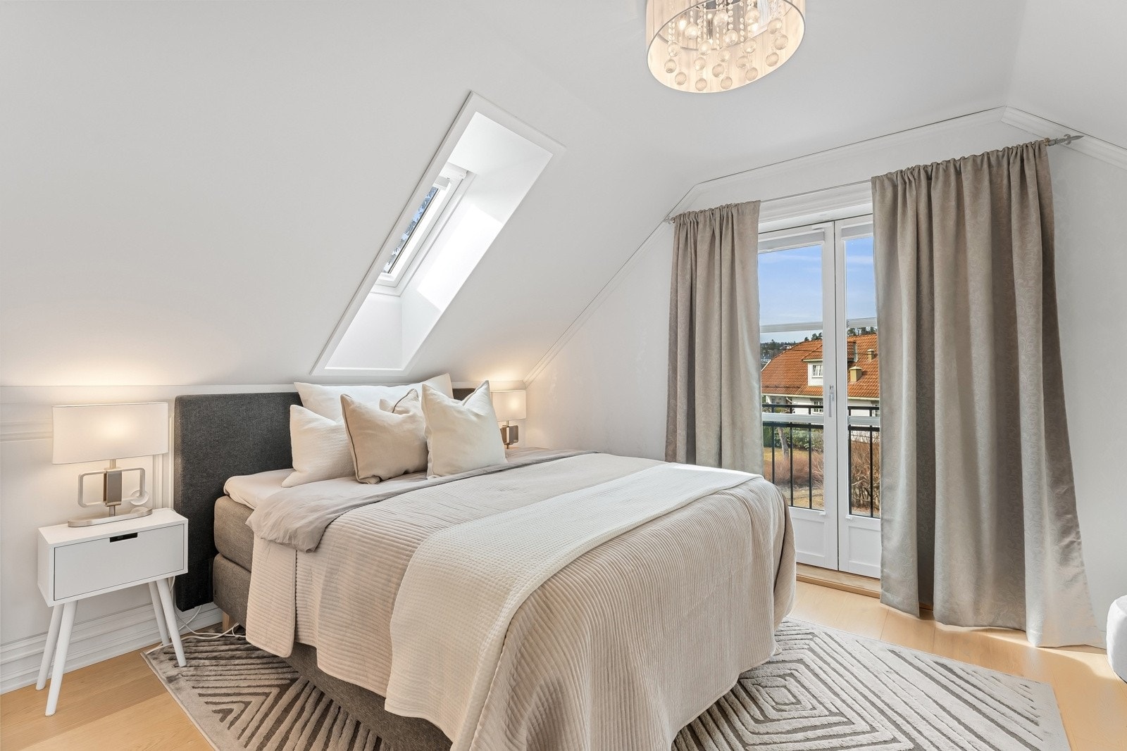 Lyst og fint hovedsoverom. Galleribilde