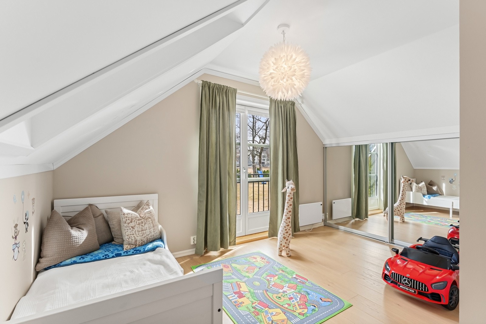 Soverommet har god størrelse med plass til seng og integrert garderobe.. Galleribilde