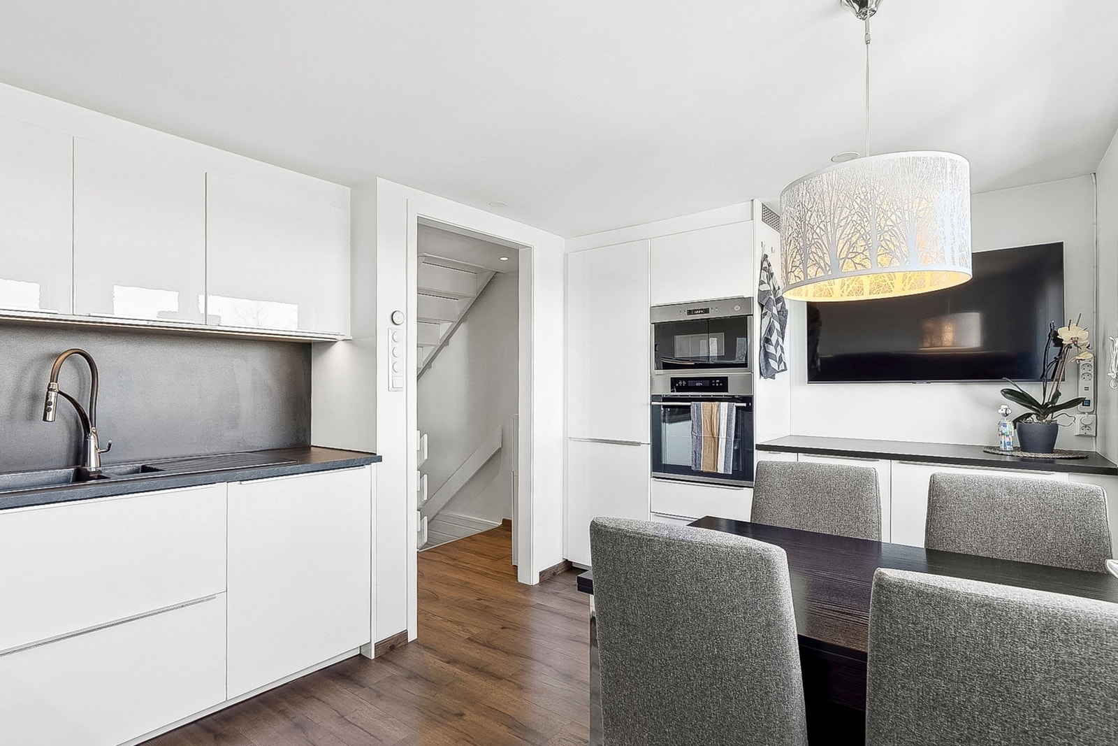 Flott kjøkken med ny moderne innredning fra 2018 og god plass til spisebord for hele familien. Kjøkkenet har rikelig med skapplass og gode arbeidsbenker. Innredningen har hvite høyglans fronter og laminat benkeplater fra 2023 Galleribilde