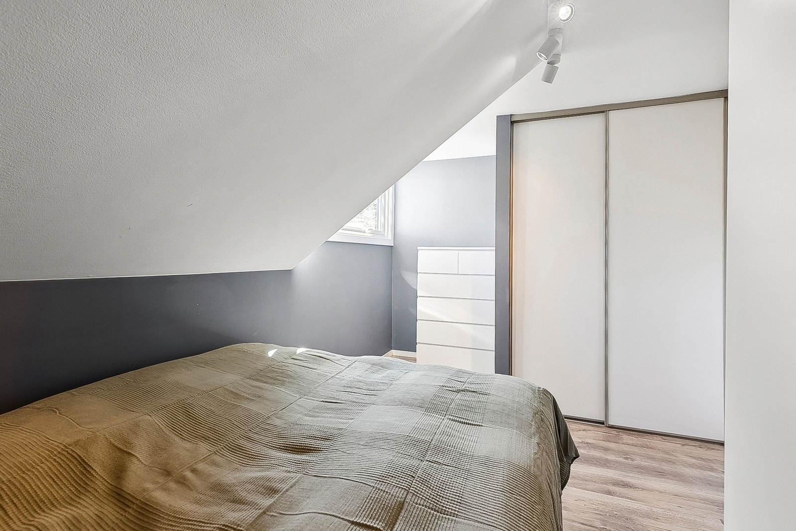 Rommene i 2. etasje har begge en god størrelse, slik at de begge kan innredes som hovedsoverom. Det er i tillegg laget oppbevaring over trappeløpet med skyvedører og enkle innvendige hyller Galleribilde