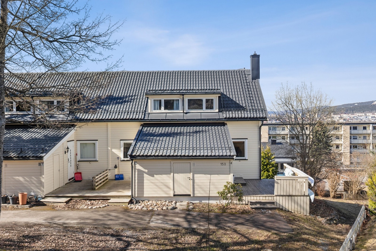 Innbydende enderekkehus med herlige solforhold og flott utsikt i barnevennlige og idylliske omgivelser ved marka Galleribilde