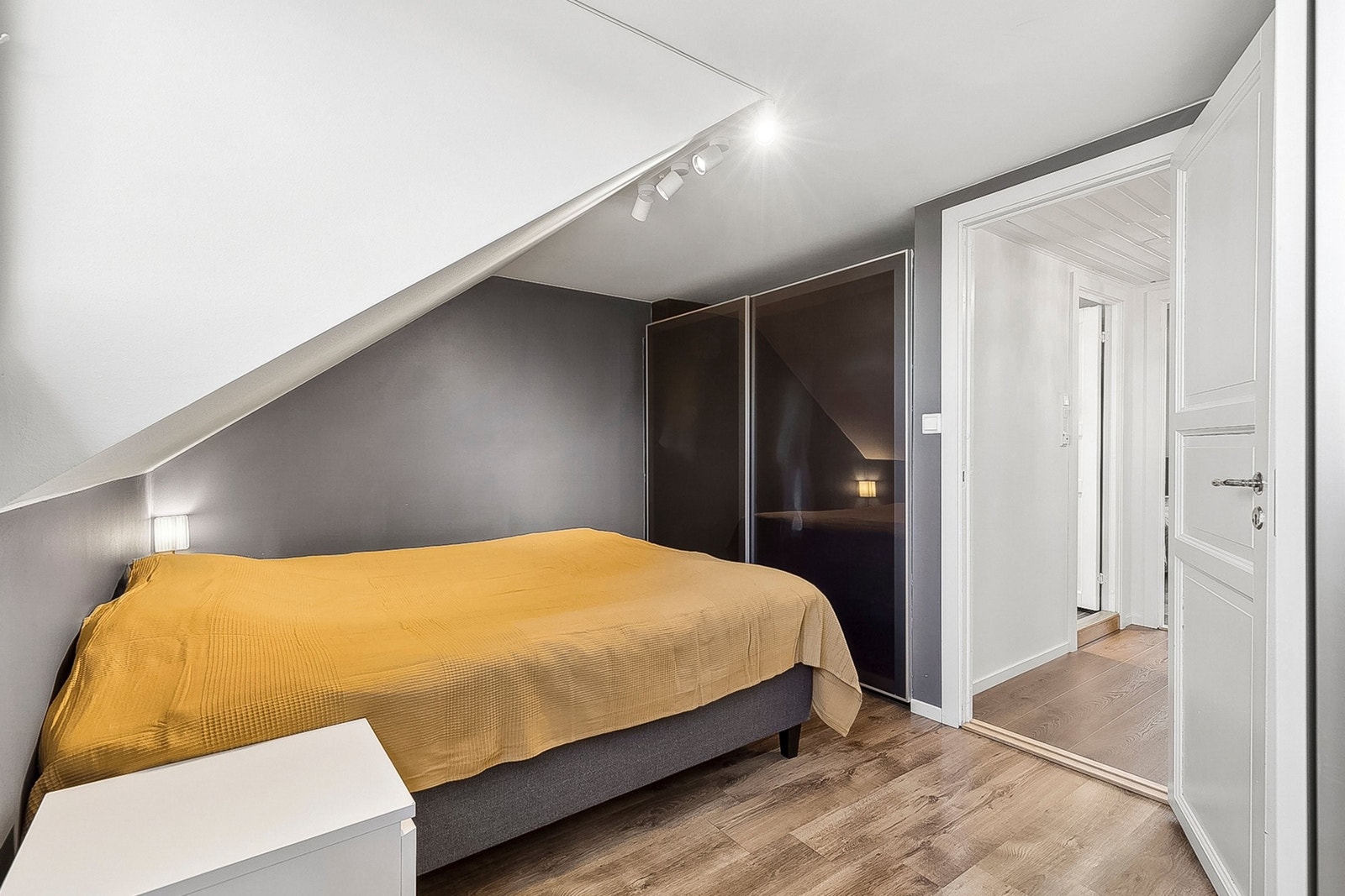 Boligens hovedsoverom i 2. etasje. Her får du plass til stor dobbeltseng og god plass til oppbevaring i form av to store garderobeskap med skyvedører Galleribilde
