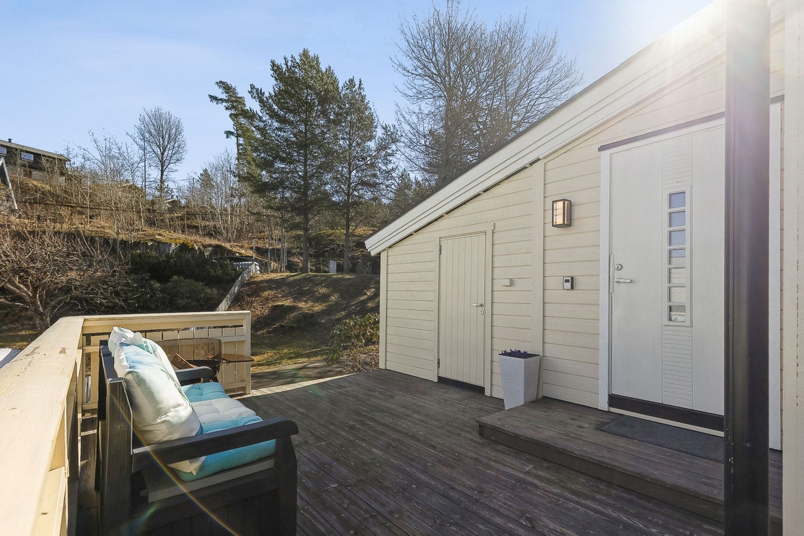 Boligen har en god intern beliggenhet i borettslaget, øverst på området og innerst i liten intern blindvei, samt grensende mot grøntområde med plen og trær. Ved inngangspartiet har du flott terrasse på ca. 14.5 kvm med sol fra morgenen Galleribilde