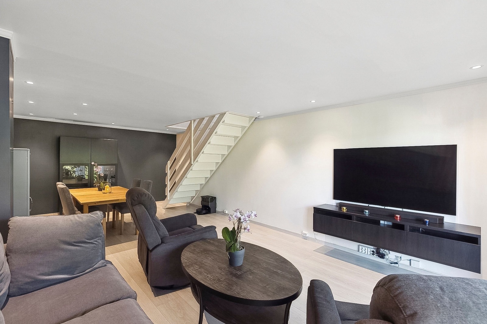 Overflater ble pusset opp med ny enstavs Pergo laminat, samt sparkling og maling av flater på vegger i 2018. Det ble lagt nye malte plater med led-downlights i himling i 2021 Galleribilde