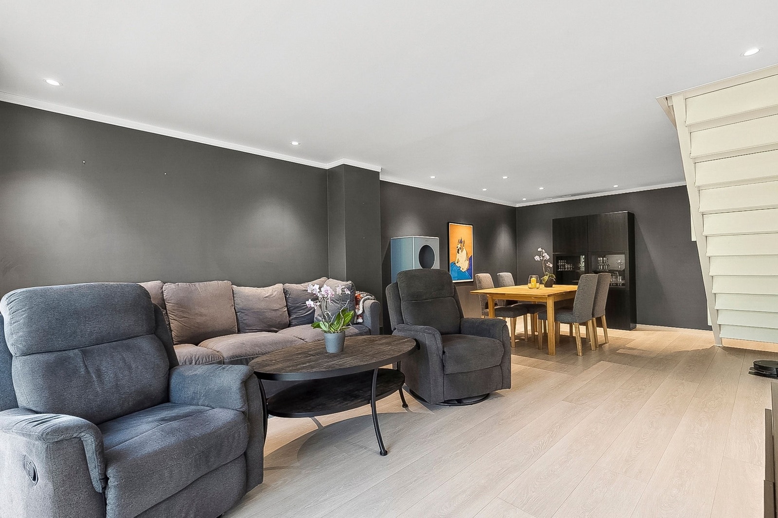 Stuen har god plass til både sofagruppe, spisebord og annet møblement, alt avhengig av hvordan du ønsker å innrede Galleribilde
