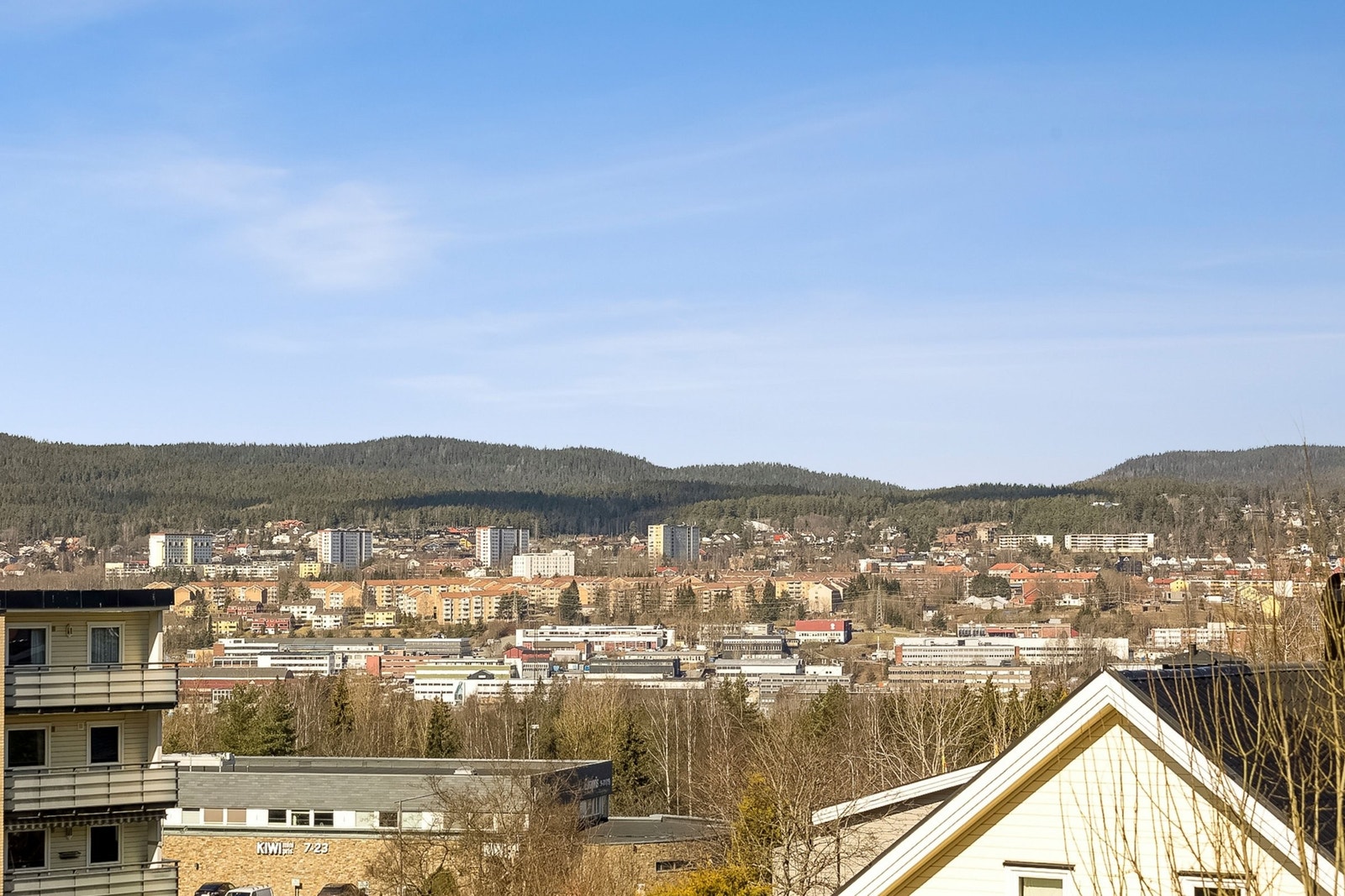 Utsikten strekker seg over flere himmelretninger, fra nærområdet... Galleribilde
