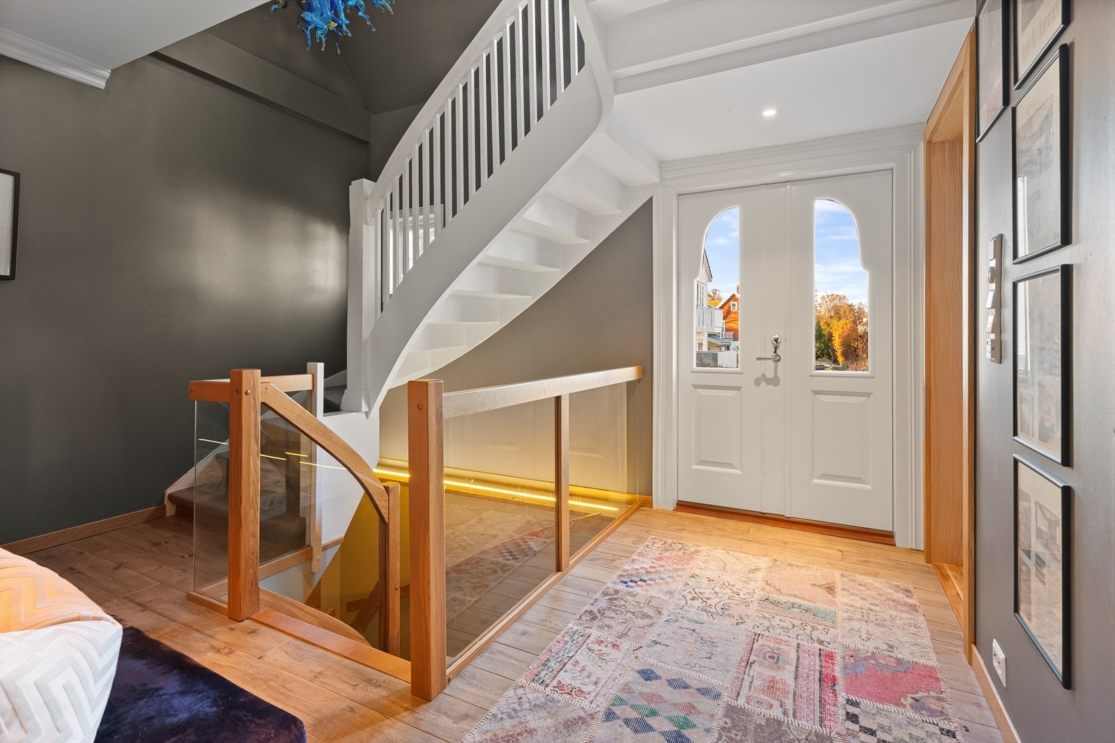 Lys og trivelig hall med ny dobbel entredør fra 2021. Original trapp opp til 2. etasje og ny eiketrapp ned til kjeller Galleribilde