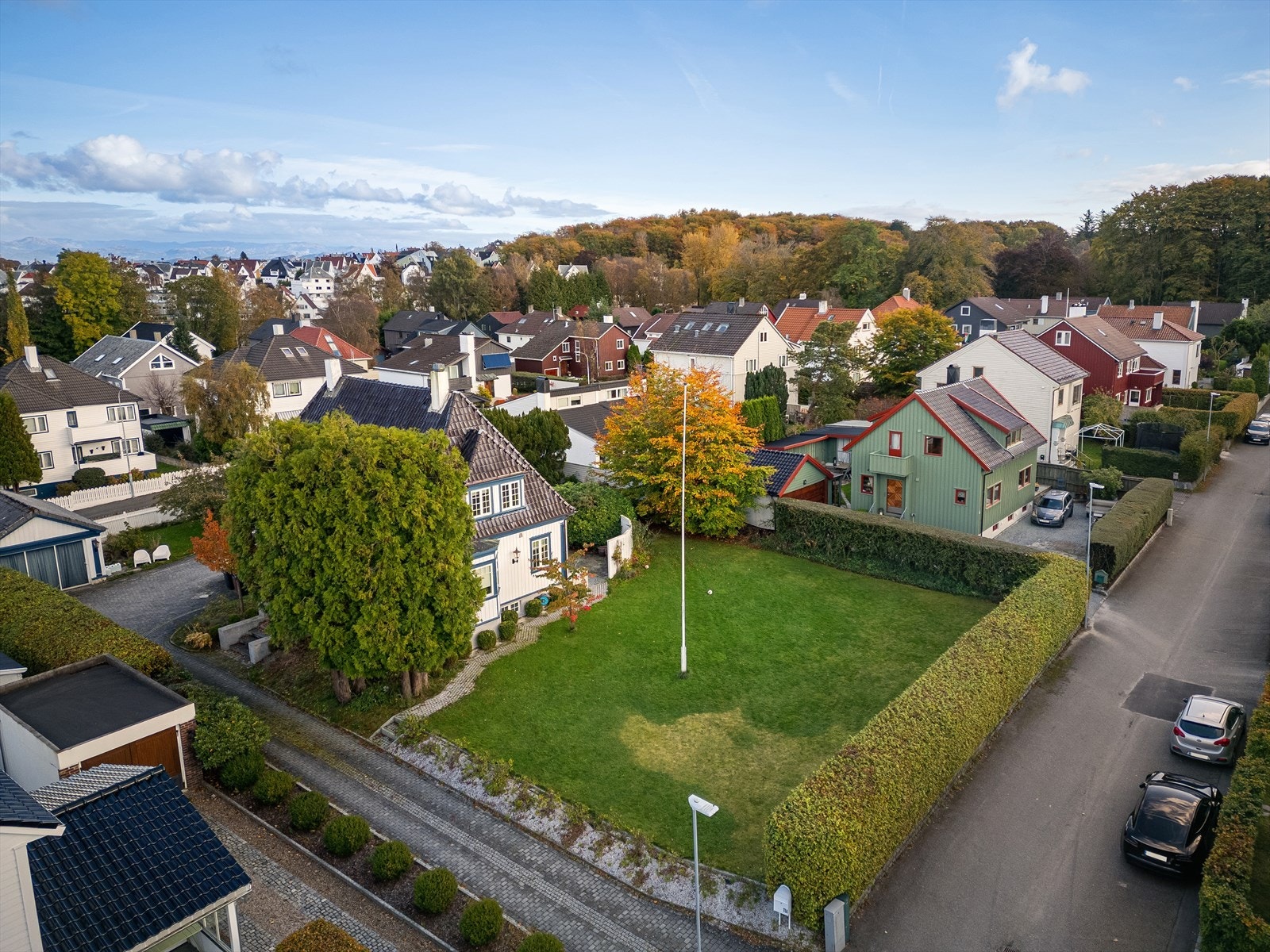Innbydende nabolag med flotte eneboliger, nær naturskjønne omgivelser. Stor hage og gode solforhold. Perfekt for barnefamilier. Galleribilde