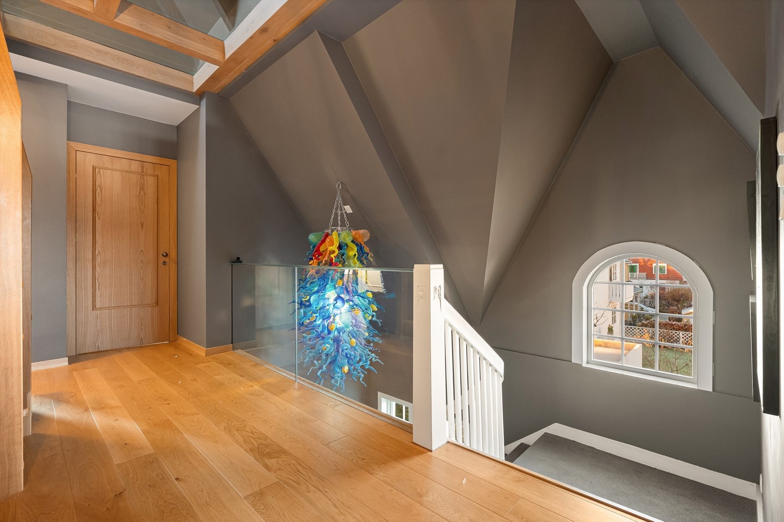 Lys og åpen gang i 2. etasje Galleribilde
