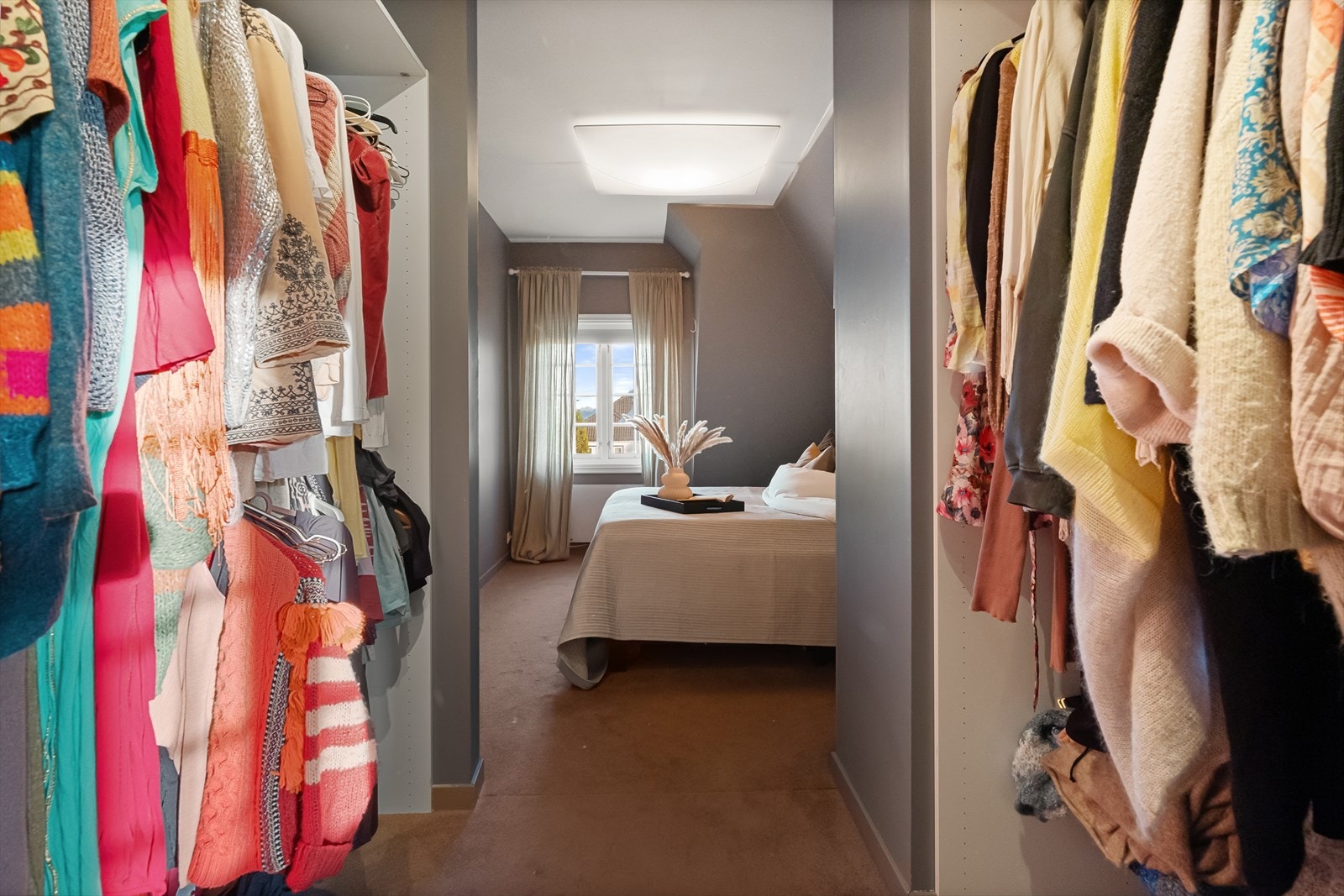 Romslig hovedsoverom med walk-in garderobe, gir en følelse av luksus og komfort. Perfekt for deg som ønsker orden. Galleribilde