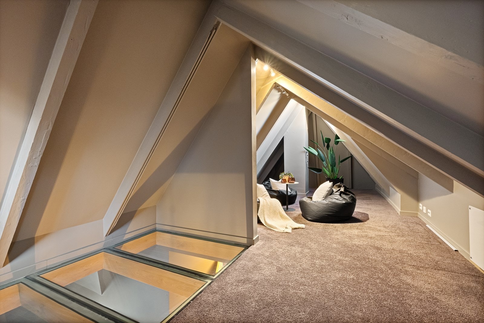 Koselig loft hvor deler av gulvet er glass (loftet er ikke medtatt i arealet og er ikke byggemeldt) Galleribilde