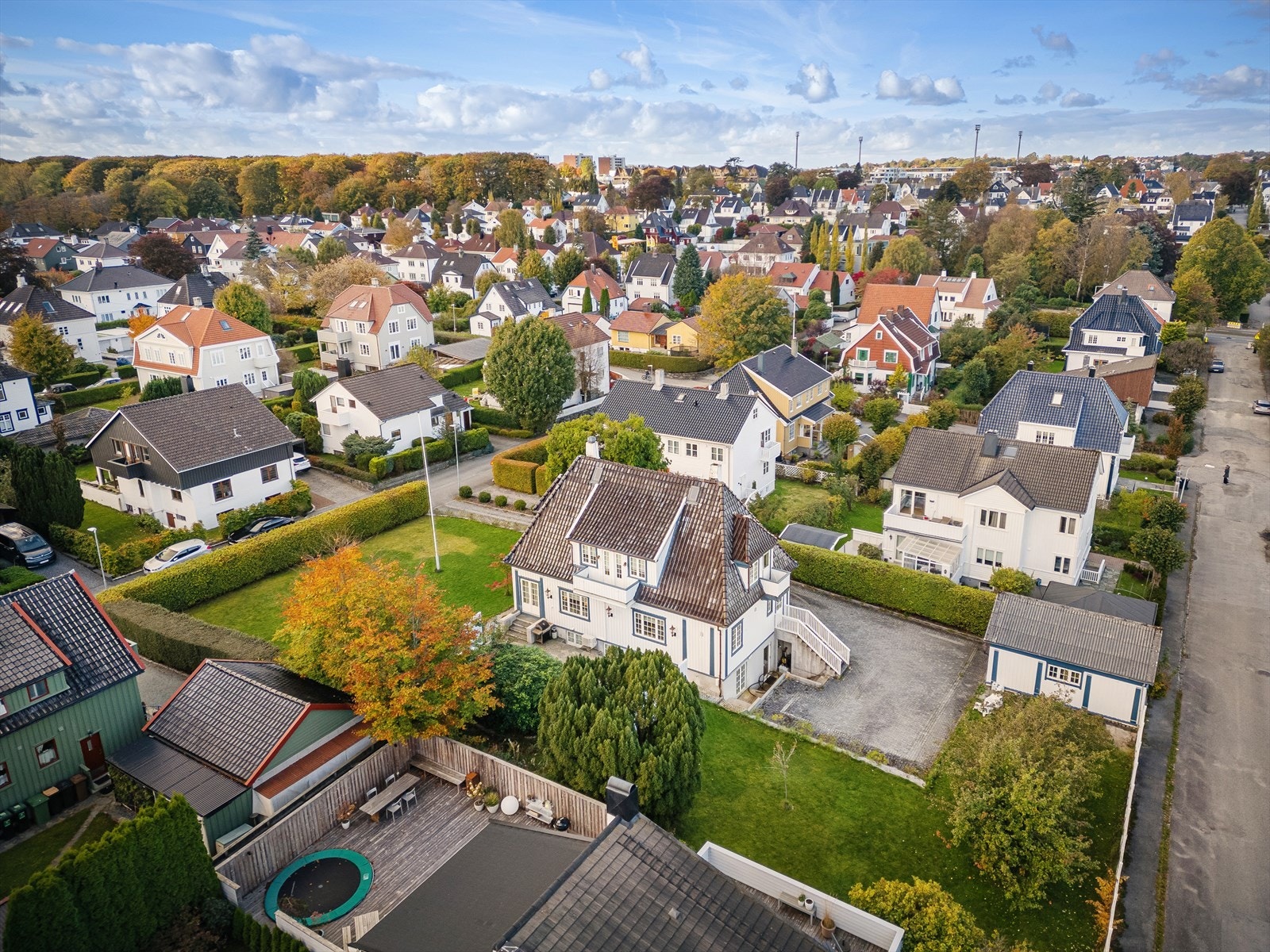 EiendomsMegler1 v/Sjur Svihus presenterer denne ærverdige villaen. Nydelig tomt på 1500 kvm som strekker seg fra Nedre Torfæus gate til Nedre Tordenskjolds gate. Galleribilde