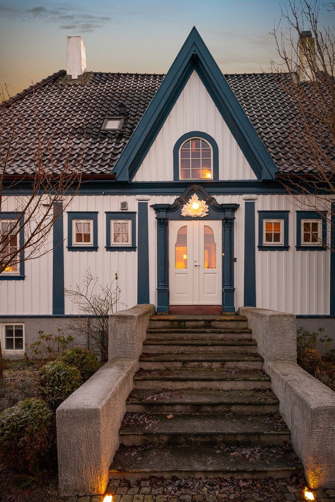 Sjarmerende bolig med klassisk arkitektur, flotte detaljer og innbydende inngangsparti. Galleribilde
