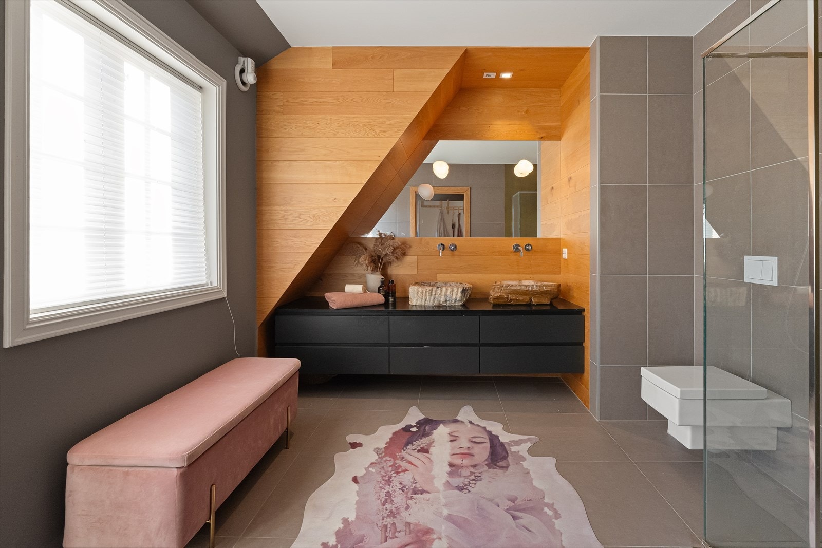 Stilig og moderne bad, tilhørende hovedsoverommet, med unike detaljer og smart plassutnyttelse som gir en eksklusiv følelse. Perfekt for designentusiaster! Galleribilde
