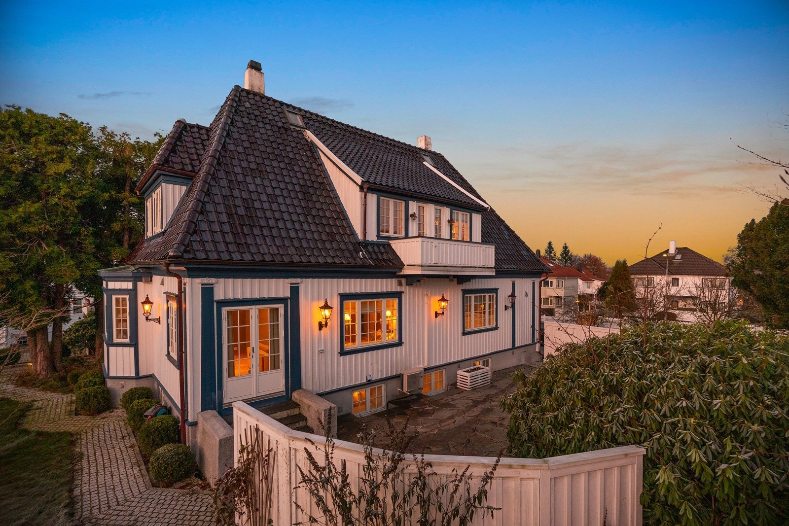 Sjarmerende bolig med klassisk arkitektur, flott beliggenhet i et rolig nabolag. Perfekt for deg som verdsetter stil og komfort. Galleribilde