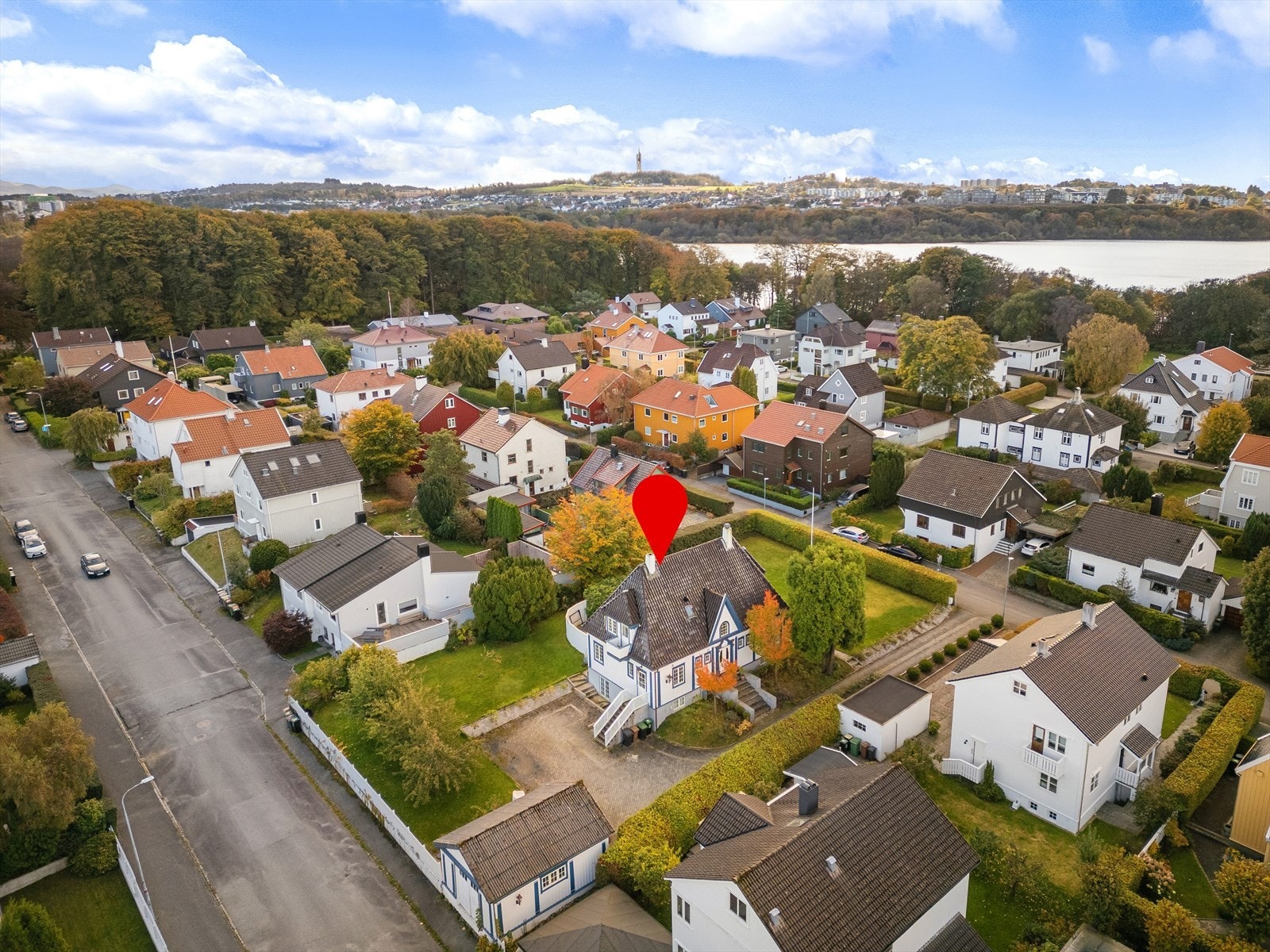 EiendomsMegler1 v/Sjur Svihus presenterer denne meget attraktive Eiganes-villaen med tomt på hele 1,5 mål. Omfattende og eksklusivt renovert i 2014 med godkjent utleieleilighet. Galleribilde