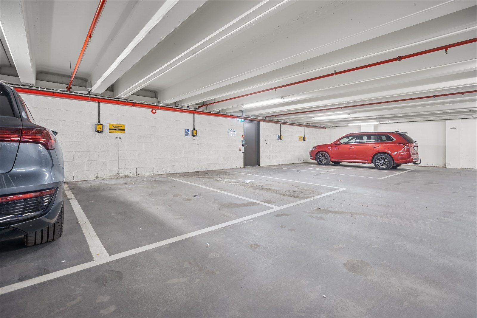 Parkering med opplegg for el/lader. Galleribilde