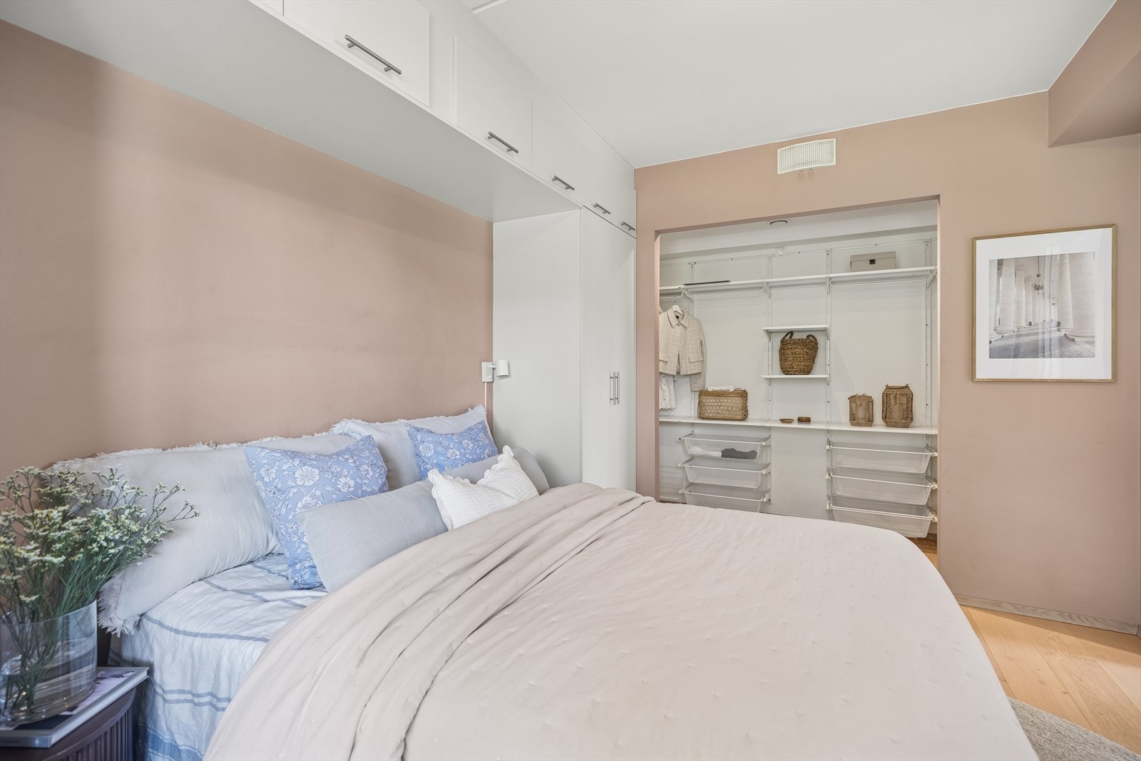 Hovedsoverommet har en egen walk-in-garderobe som gir praktisk og romslig oppbevaringsplass. Her er det godt tilrettelagt for en ryddig og funksjonell hverdag. Galleribilde