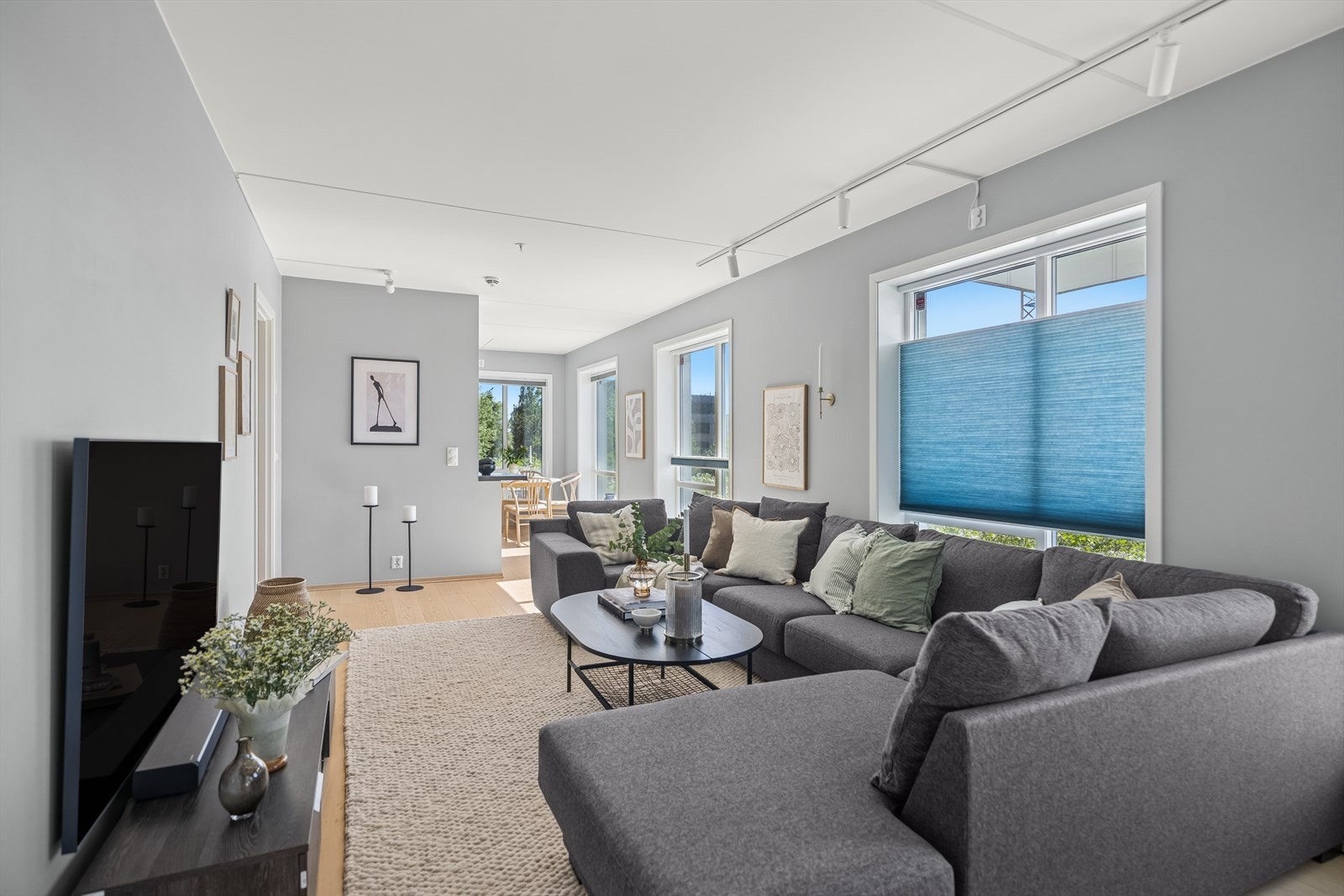 Stuen er lys og romslig, med en takhøyde på ca. 2,53 meter. Et innbydende oppholdsrom hvor hele familien kan samles og slappe av etter lange dager. Galleribilde