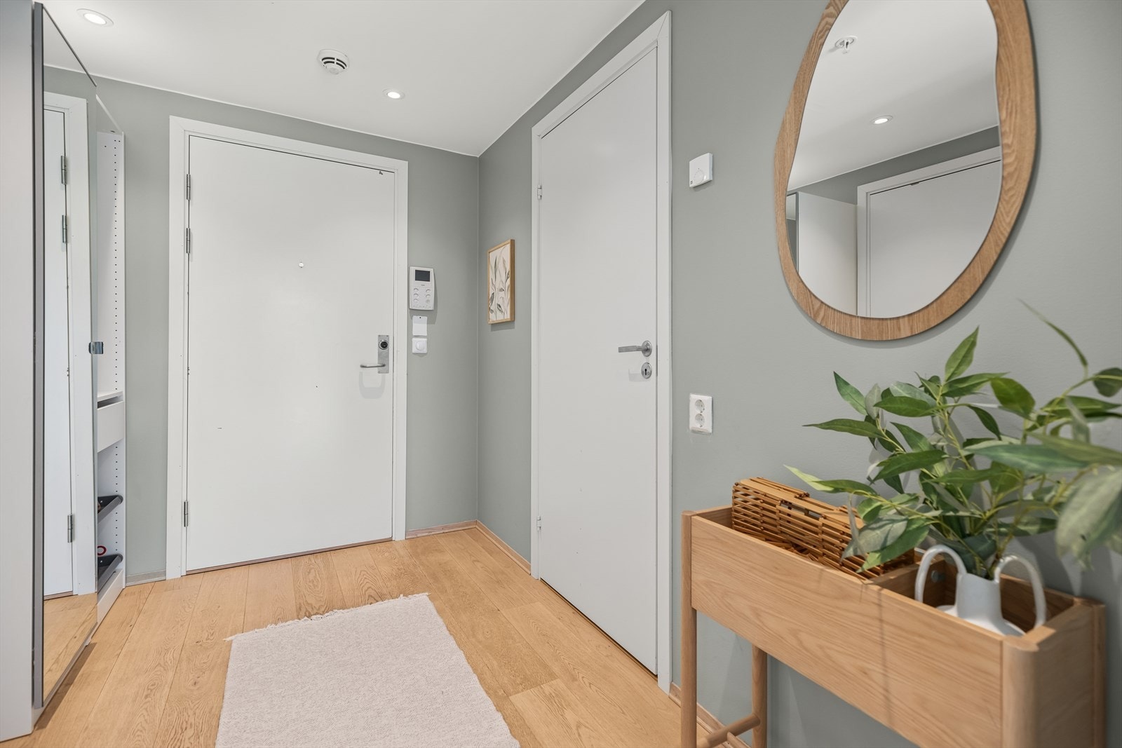 Inngangsparti. Her også er det selvfølgelig godt med oppbevaringsplass Galleribilde