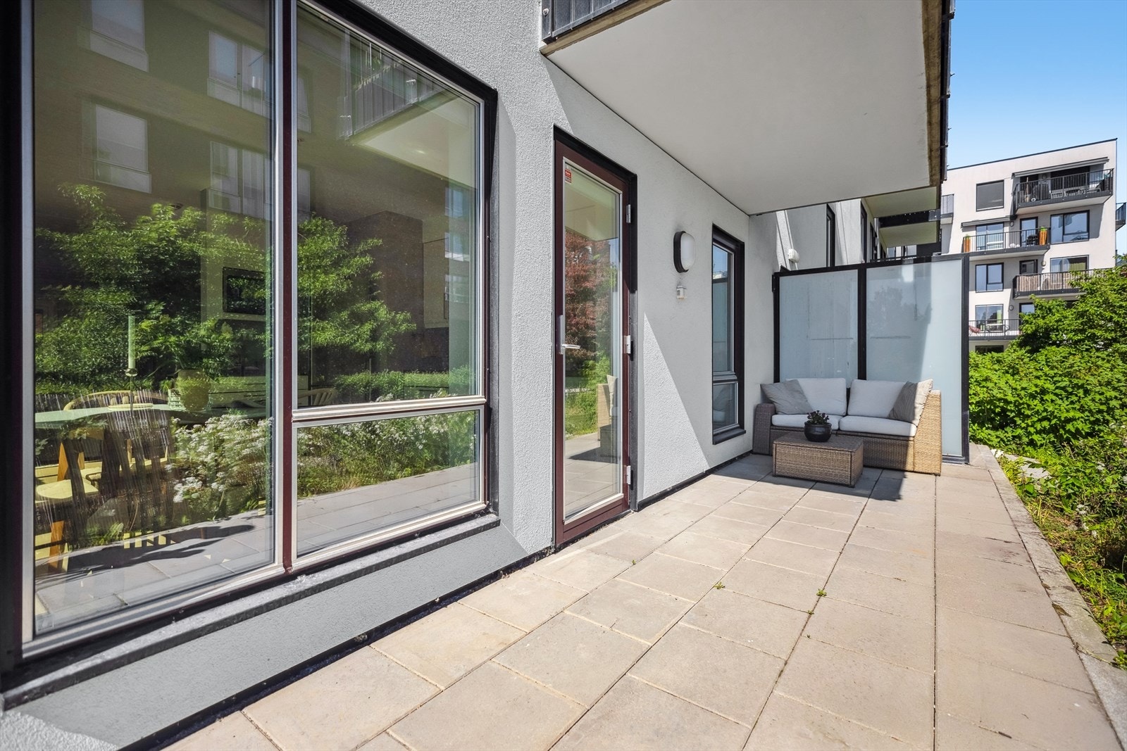 Stor markterrasse på ca. 13 m² gir rikelig med plass til både utemøbler og grill. Her kan du nyte solrike dager med matlaging under åpen himmel, mens barna leker trygt i nærheten. Galleribilde