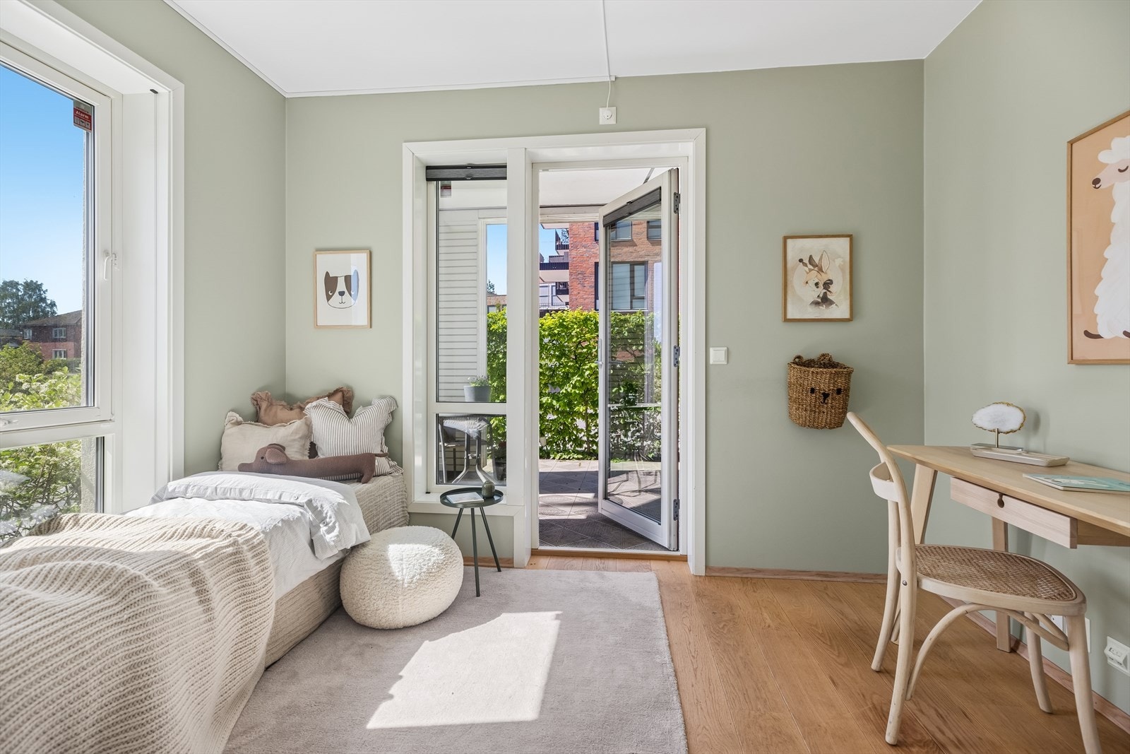 Herlig barnerom/kontor (bruk det som du vil), med direkte utgang til markterrasse nr 2. Galleribilde