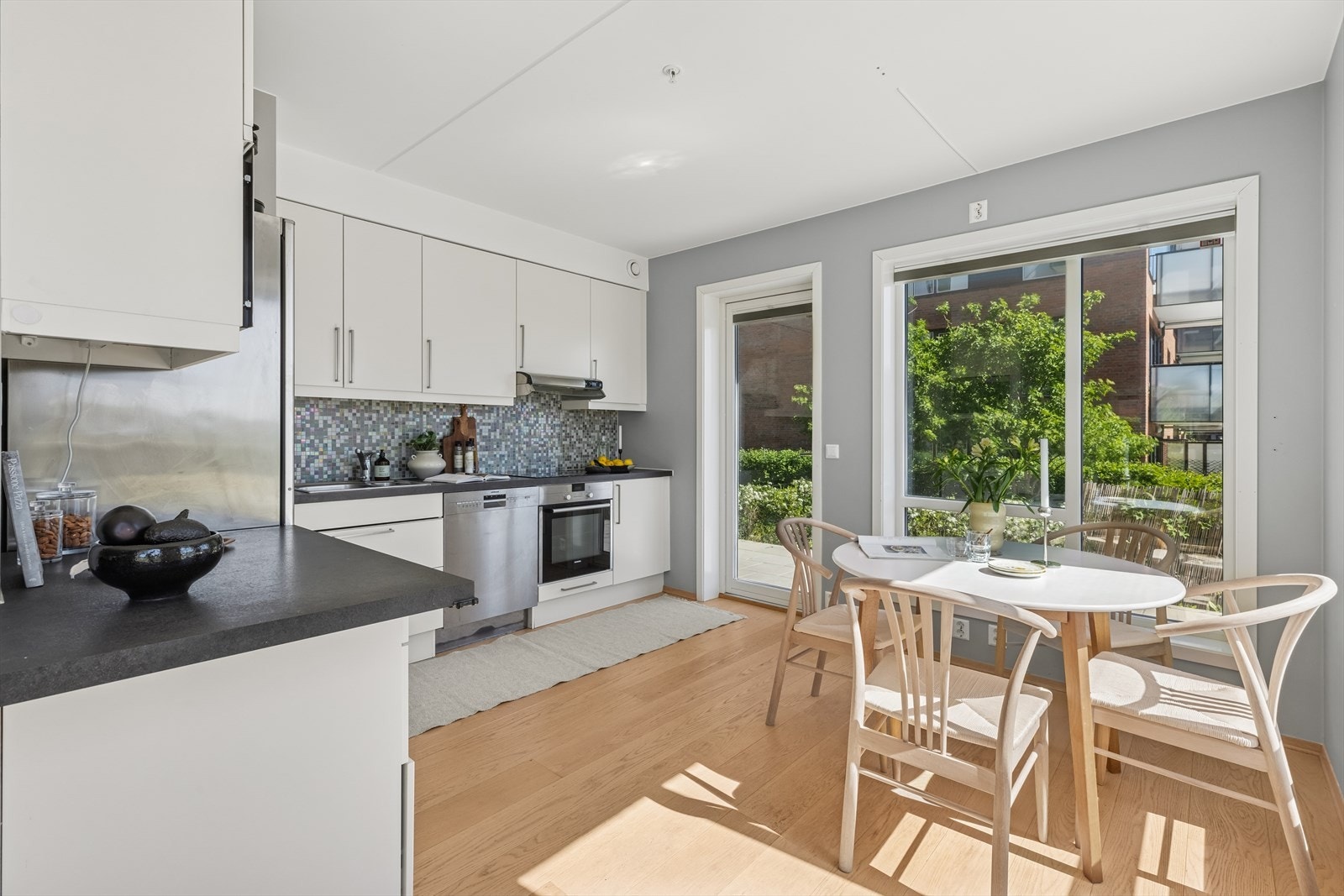 Kjøkkenet har original Sigdal-innredning fra byggeåret og byr på romslig plass til spisebord - perfekt for hyggelige måltider og selskap. Herfra har du direkte utgang til en stor, solrik markterrasse som forlenger oppholdsrommet utendørs. Galleribilde