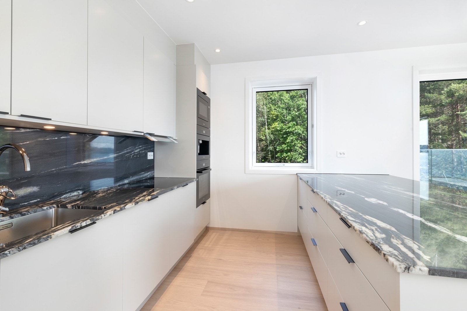 Godt med skap og benkeplass. Galleribilde