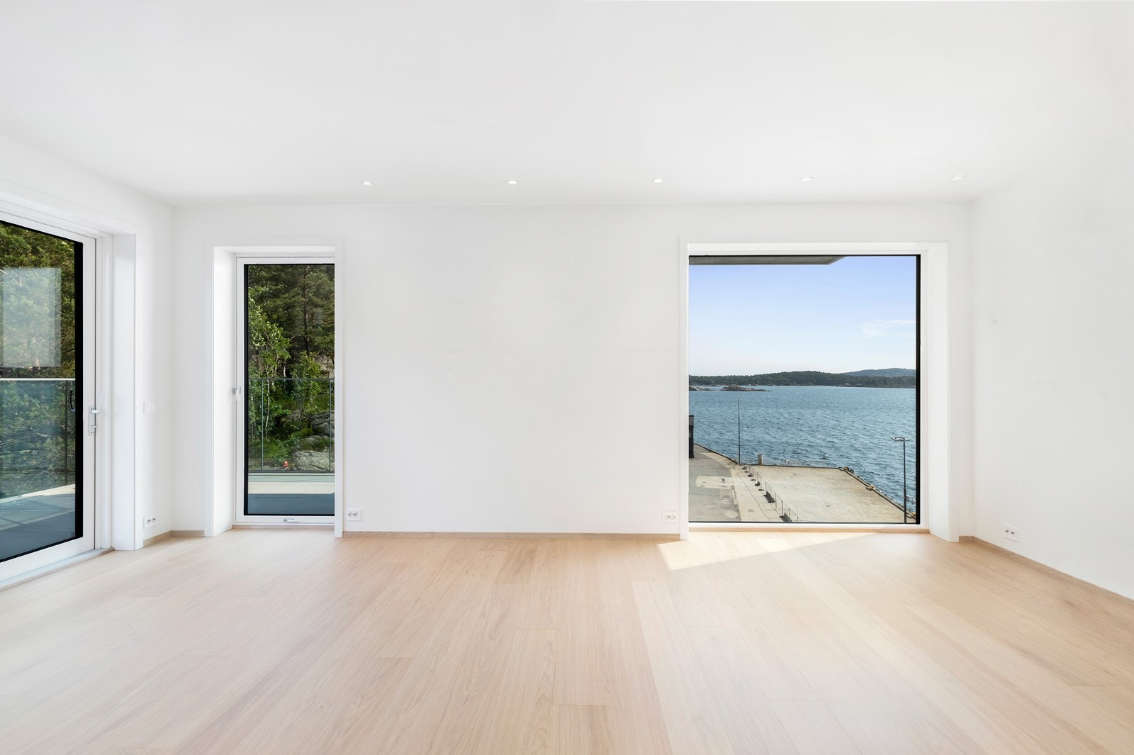 Stue med plass til både sofagruppe og spisebord. Utgang til balkong på ca. 19 kvm. Galleribilde