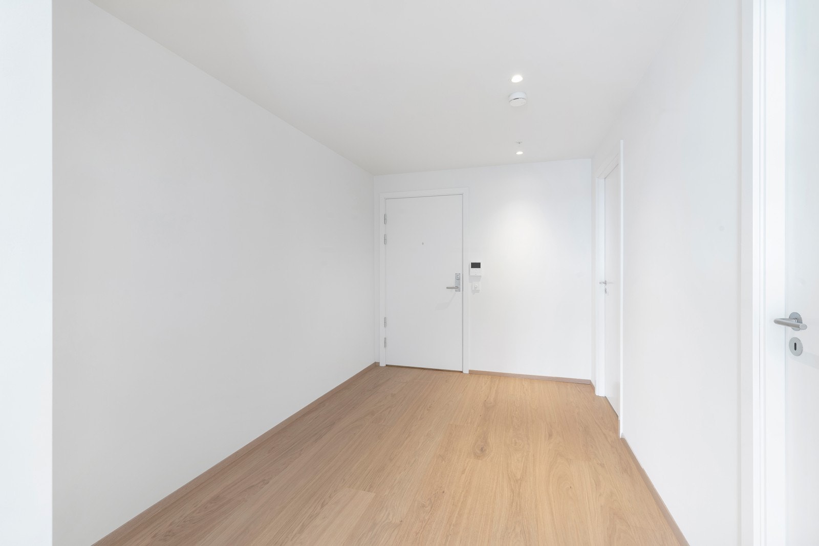 Romslig gang/entrè med plass til garderobeskap. Galleribilde