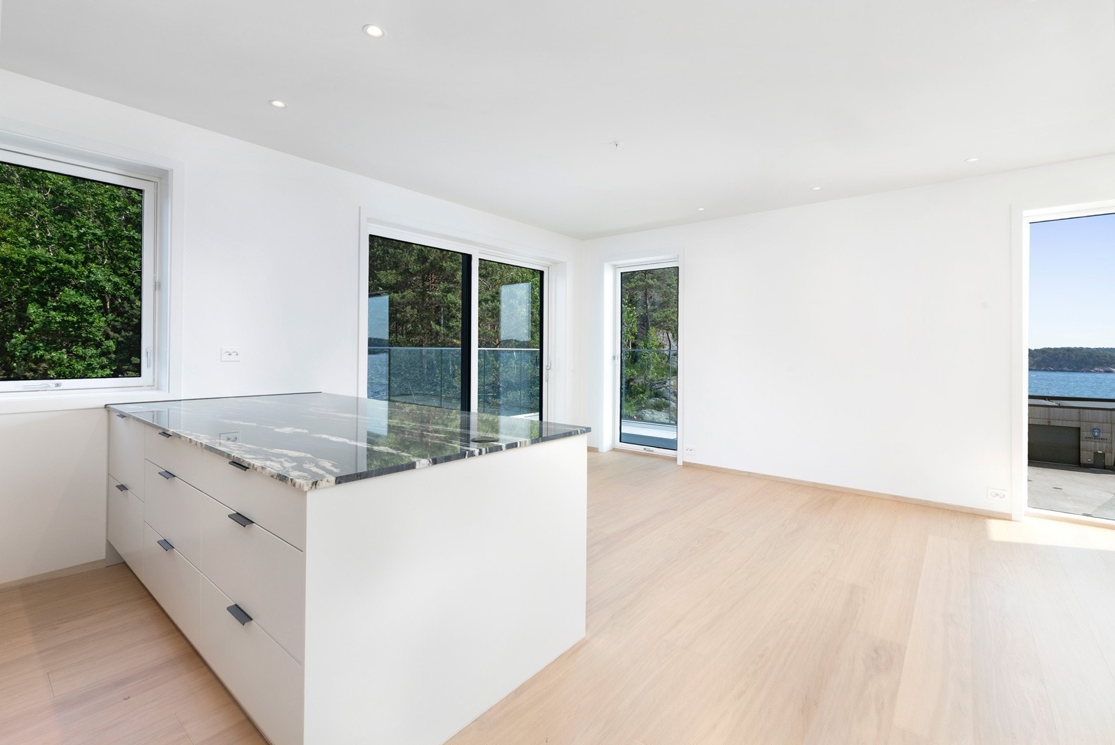 Praktisk kjøkkenøy og påkostet stein benkeplate. Galleribilde