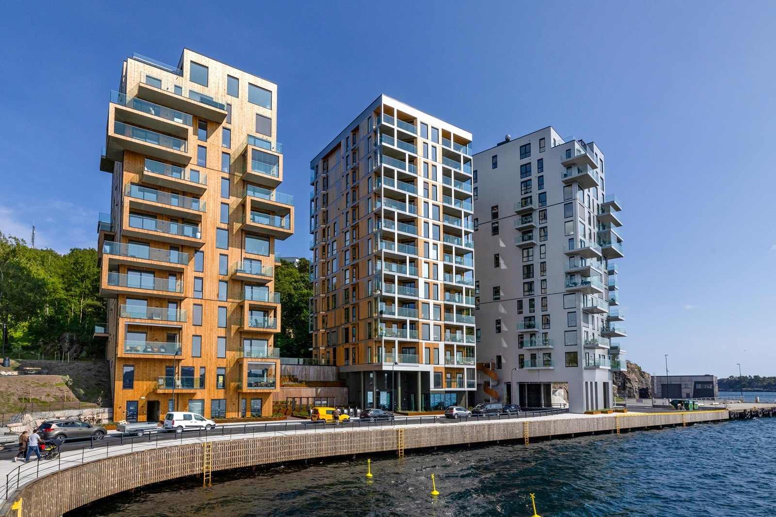 De tre søstre. Inngang til bygget er via hovedinngangen i midten, opp i 3. etg. og inn til høyre. Galleribilde