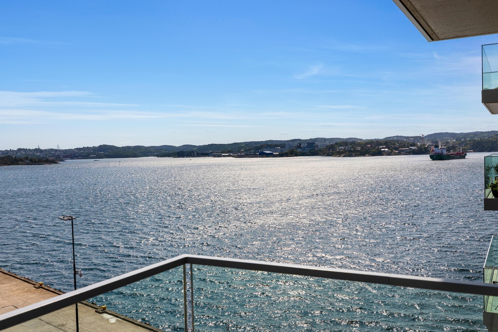 Utsikt fra balkongen med ettermiddagssol. Galleribilde