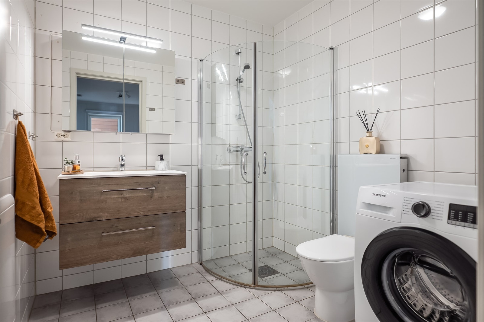 Pent flislagt bad på 4,5 kvm med gulvvarme og opplegg for vaskemaskin. Galleribilde