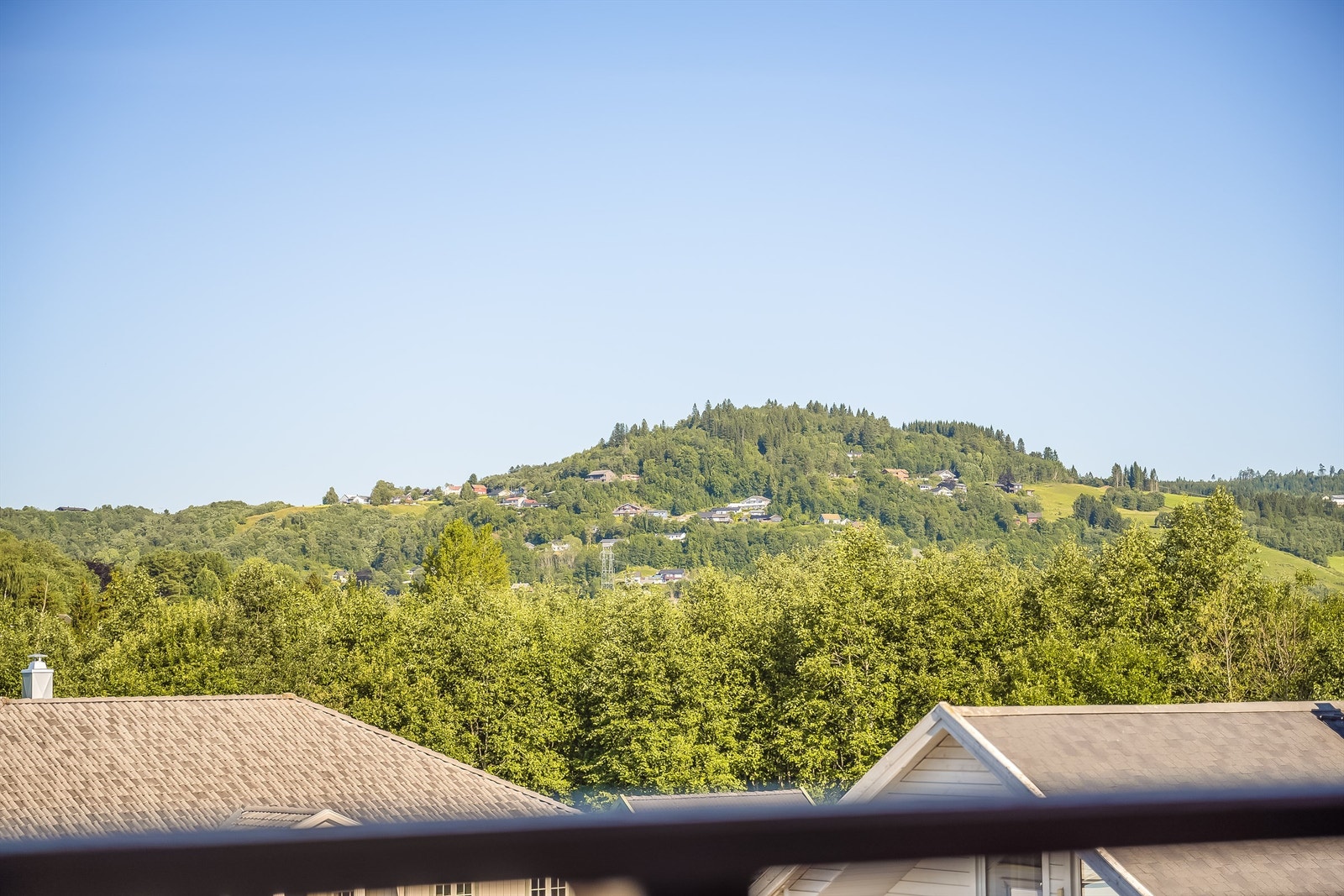 Med kort avstand til sentrum av Melhus har du enkel tilgang på flere dagligvarebutikker, apotek, vinmonopol, butikker, kafeer og restauranter. Galleribilde