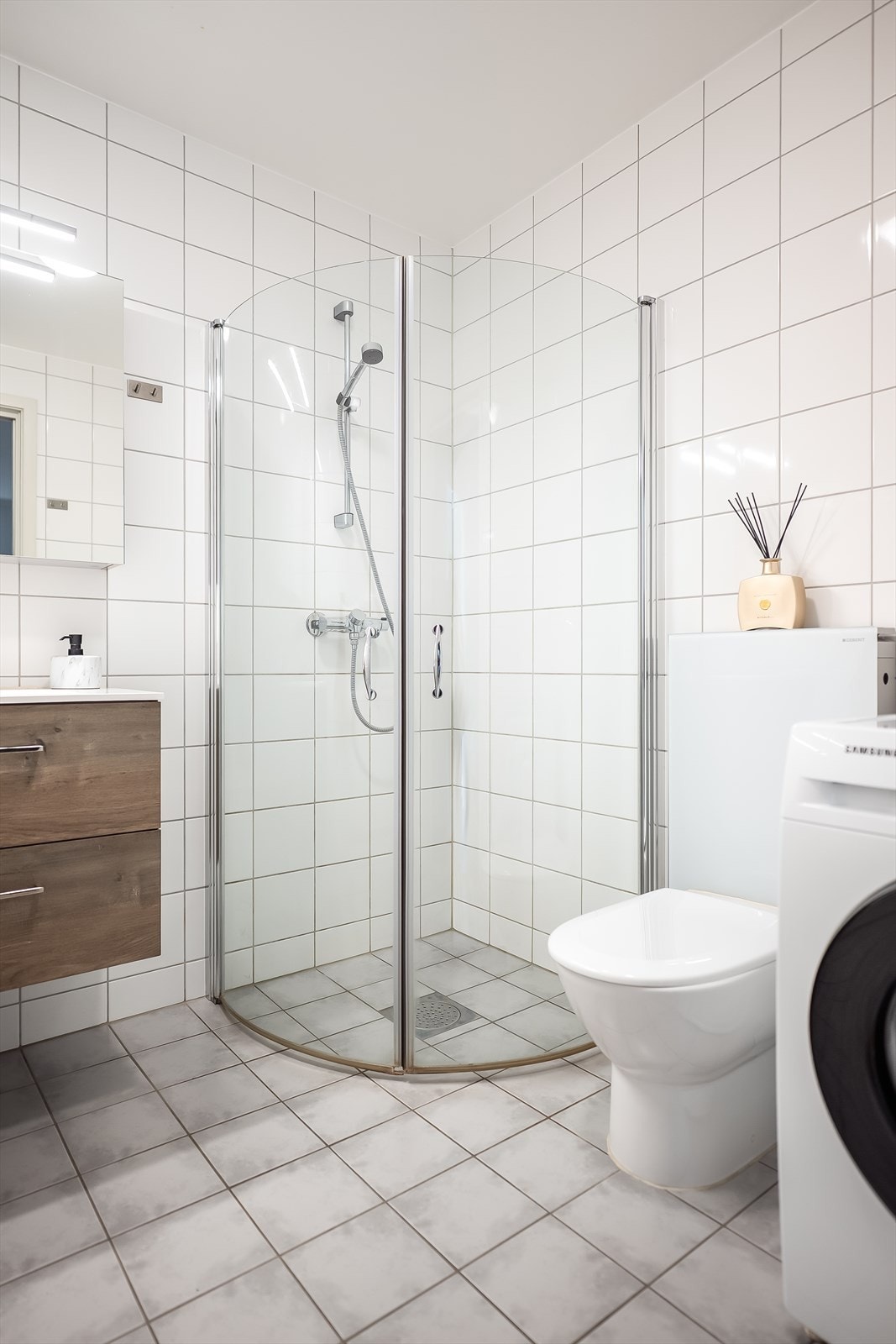 Badet er videre utstyrt med servantskap med overskap og speil med lys, toalett og dusjhjørne. Galleribilde