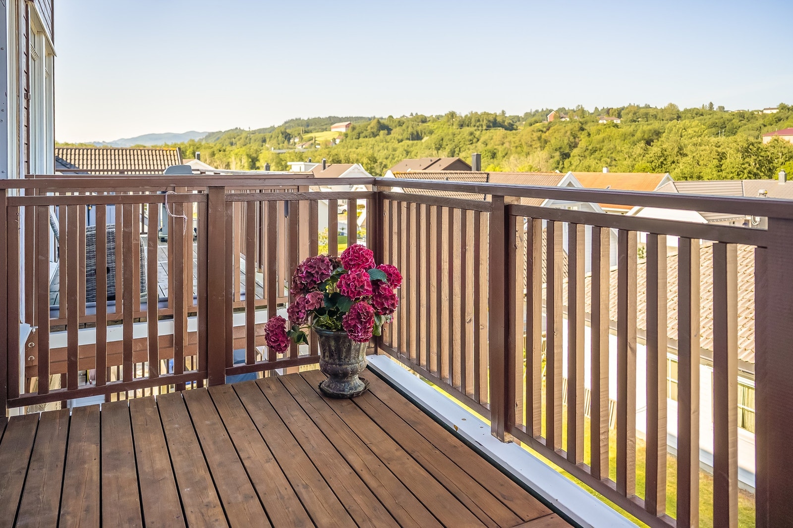 Her har man god plass til ønsket utemøblement og grill. Selger opplyser om solgang fra ca. kl. 10:00 - 23:00 på sommerstid. Galleribilde