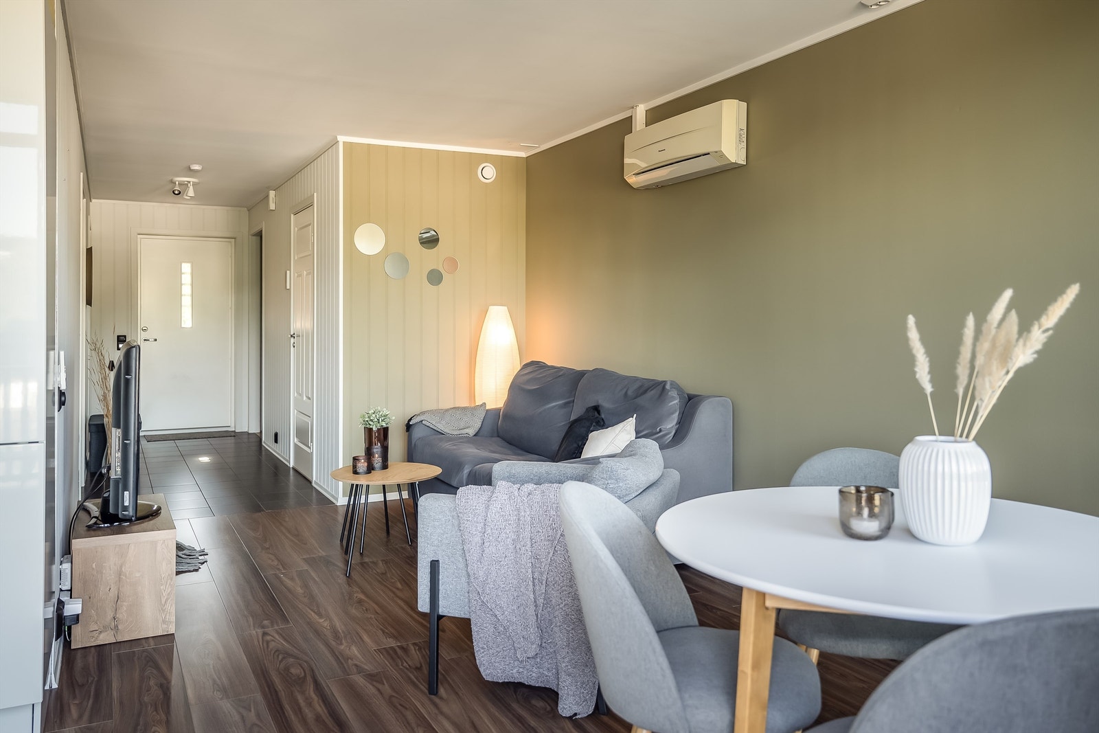 Leiligheten er oppvarmet med varmepumpe og elektrisitet. Bygningen er i følge selger veldig lydtett og det oppleves generelt lite støy. Galleribilde