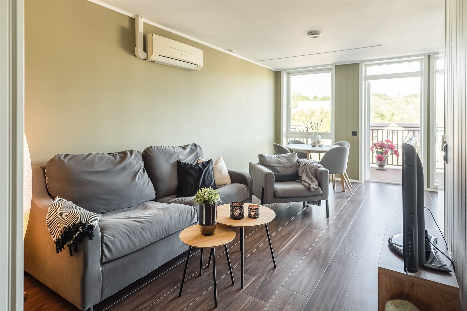 Leiligheten er gjennomgående lys og luftig med utstrakte vindusflater som sikrer rikelig med naturlig dagslys. Galleribilde